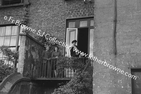 DR.ROBERT(ROBBIE) O'MEARA & FAMILY AT 81 PEMBROKE ROAD INCL MRS MCDONNELL (MARY O'M)